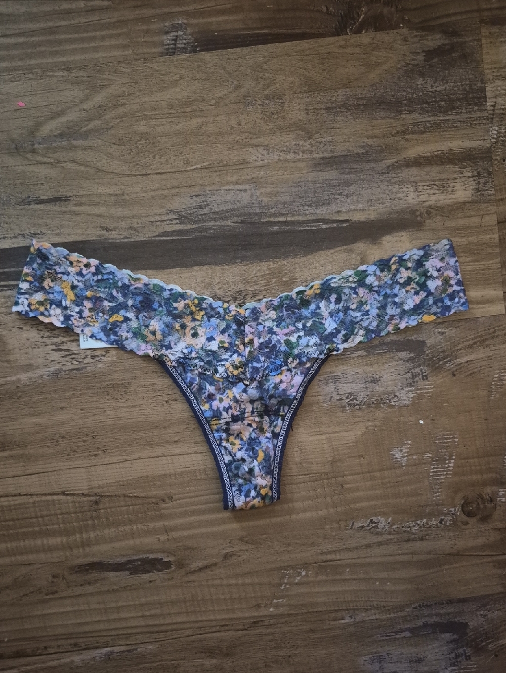 NWOT Hanky Panky Signature Lace thong panties. Low rise. Confetti Print.One size